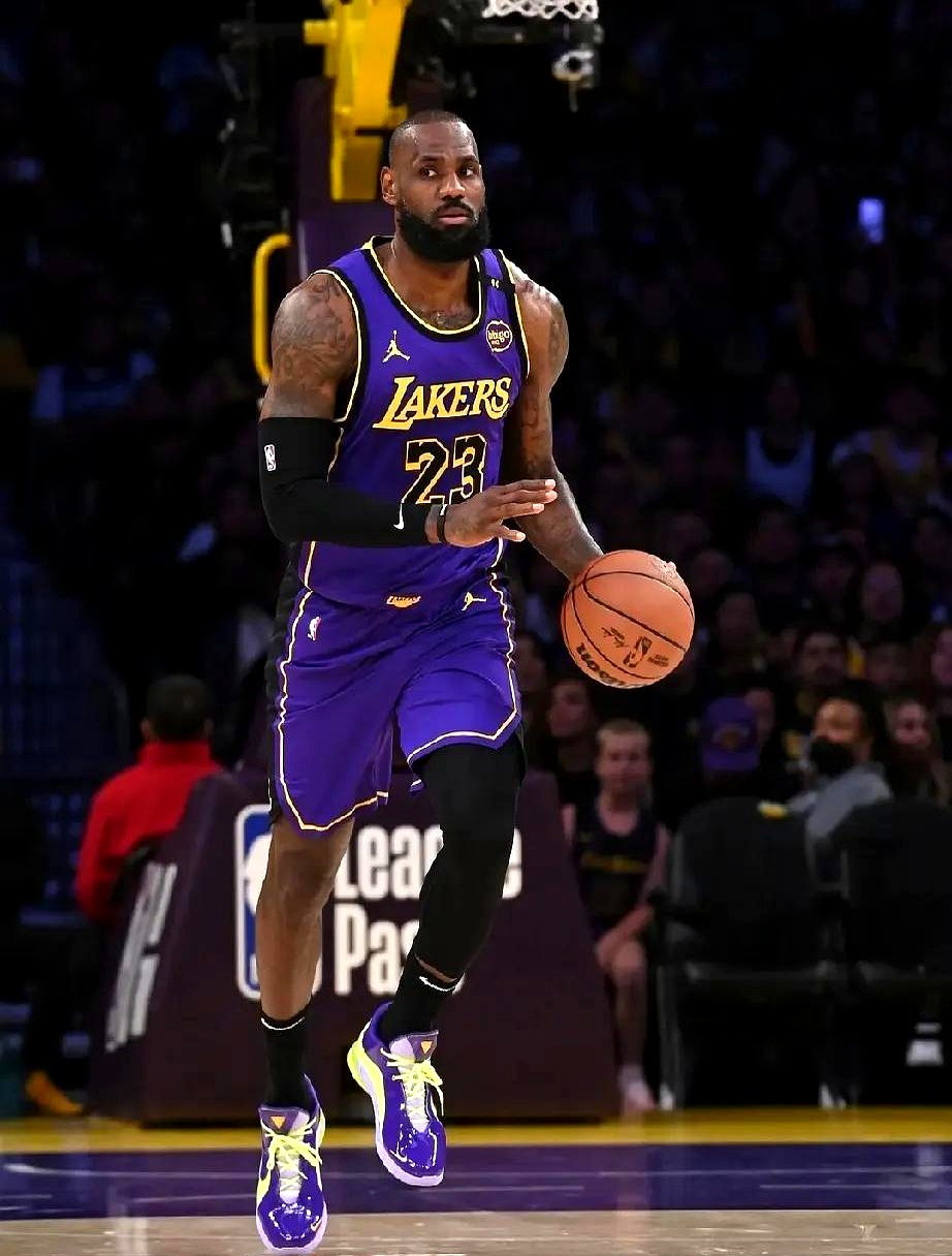 开云-詹姆斯新星战术调整表现突出，湖人前途光明！