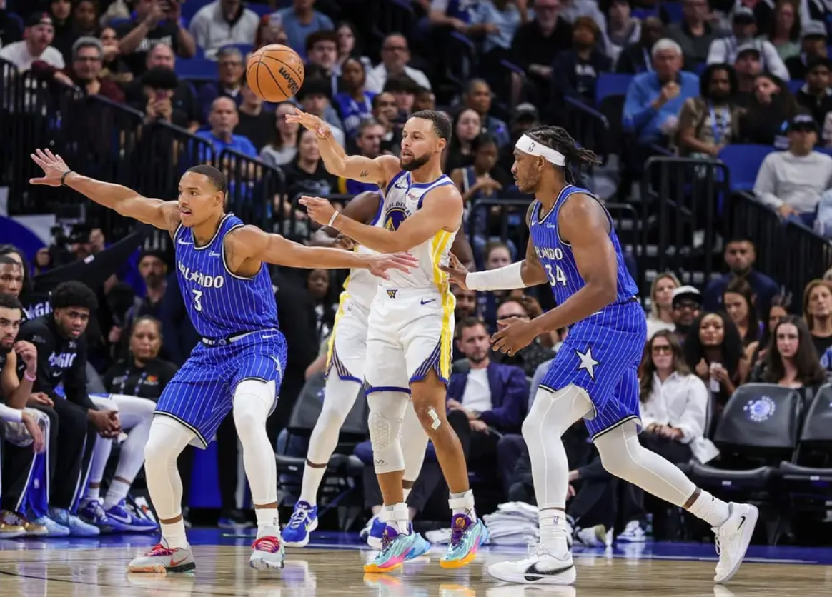 开云体育-库里在巴黎圣日耳曼比赛中问鼎冠军，挺进下一轮引发热议！的简单介绍